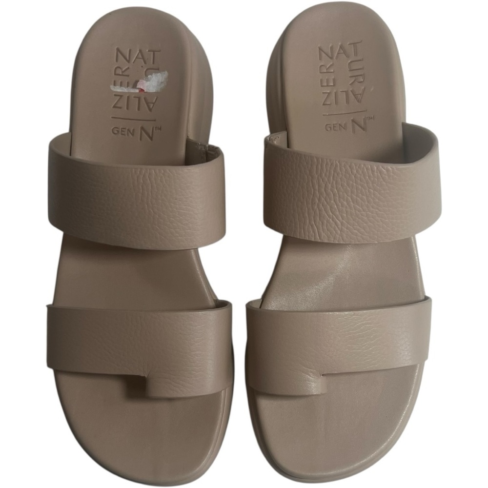 Naturalizer nude Sandals size 7 1/2. 7.5. NIB Comfortable for walking traveling